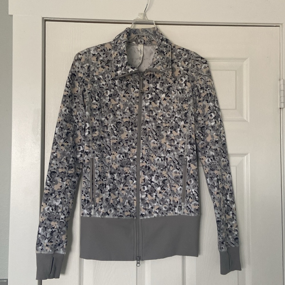 Lululemon Nice Asana Jacket Not So Petite Fleur Silver Spoon size 4
